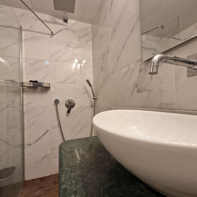 Chic Apt Near Acropolis - Avdi Square Athènes Extérieur photo