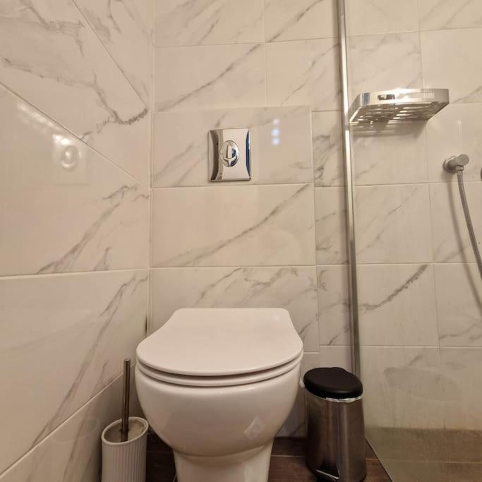 Chic Apt Near Acropolis - Avdi Square Athènes Extérieur photo
