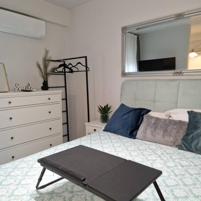 Chic Apt Near Acropolis - Avdi Square Athènes Extérieur photo
