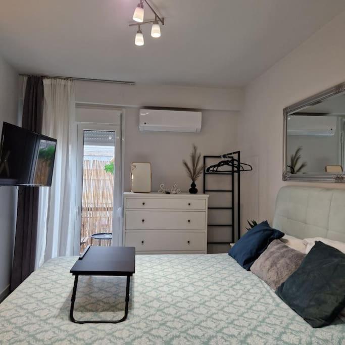 Chic Apt Near Acropolis - Avdi Square Athènes Extérieur photo